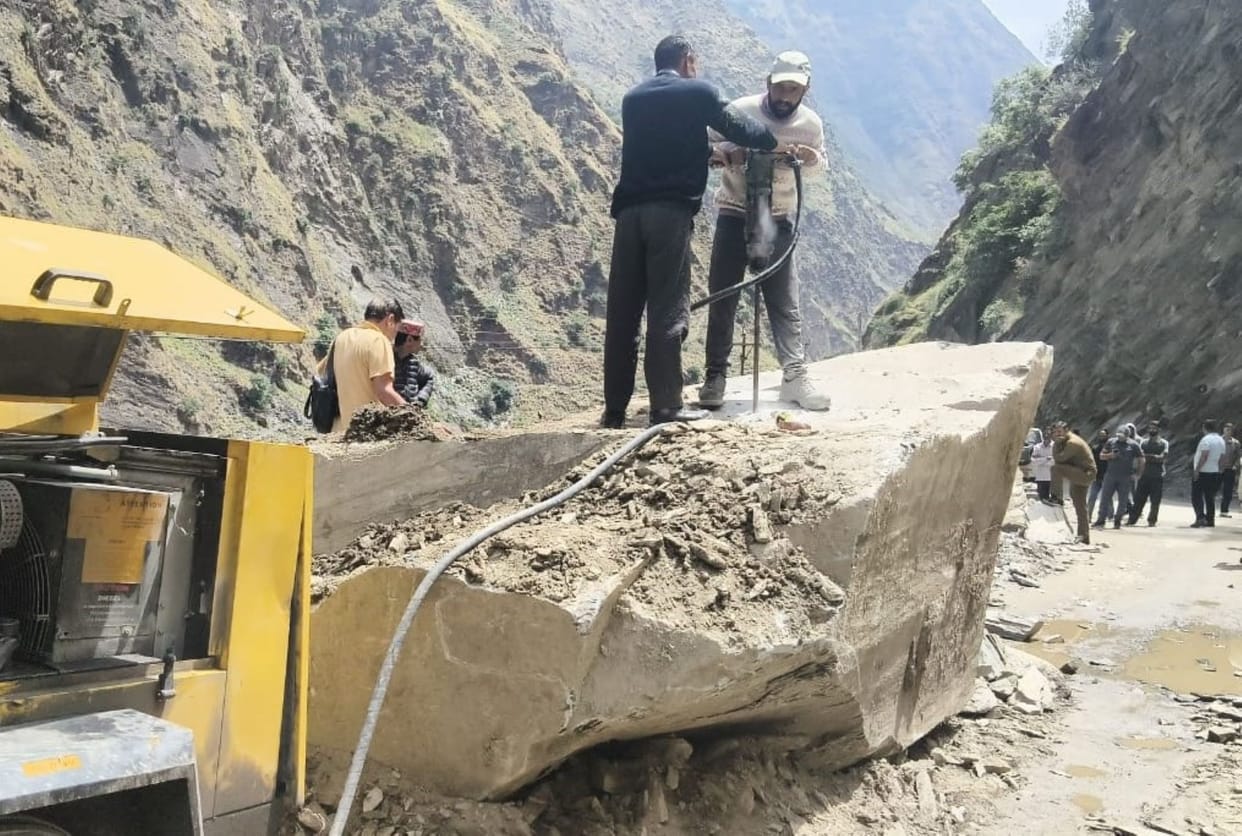 A rock blocked the highway, halting vehicle movement for 16 hours.