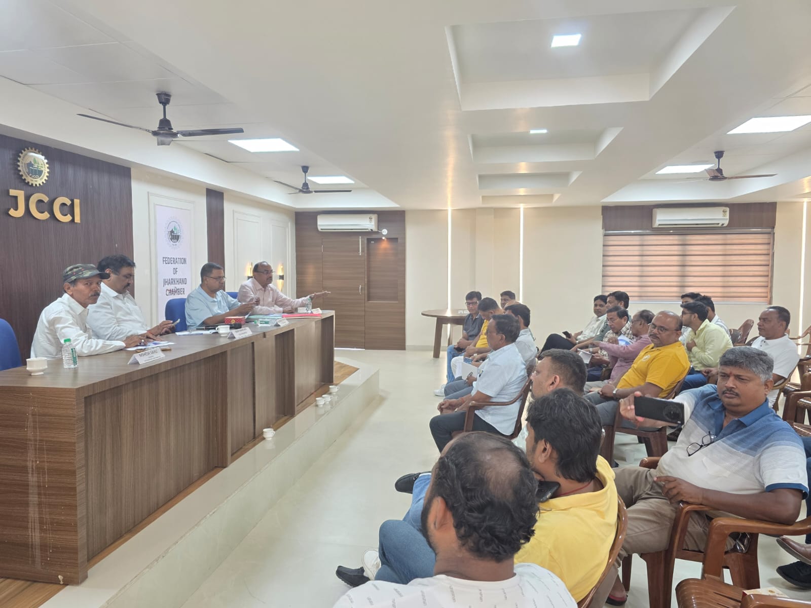 बैठक में बस ऑनर एसोसिएशन के सदस्य