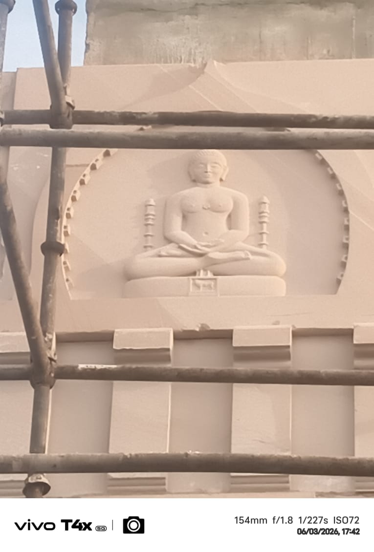 बुद्ध थीम पार्क के मेन गेट पर लगी भगवान महावीर जी की प्रतिमा।  संवाद