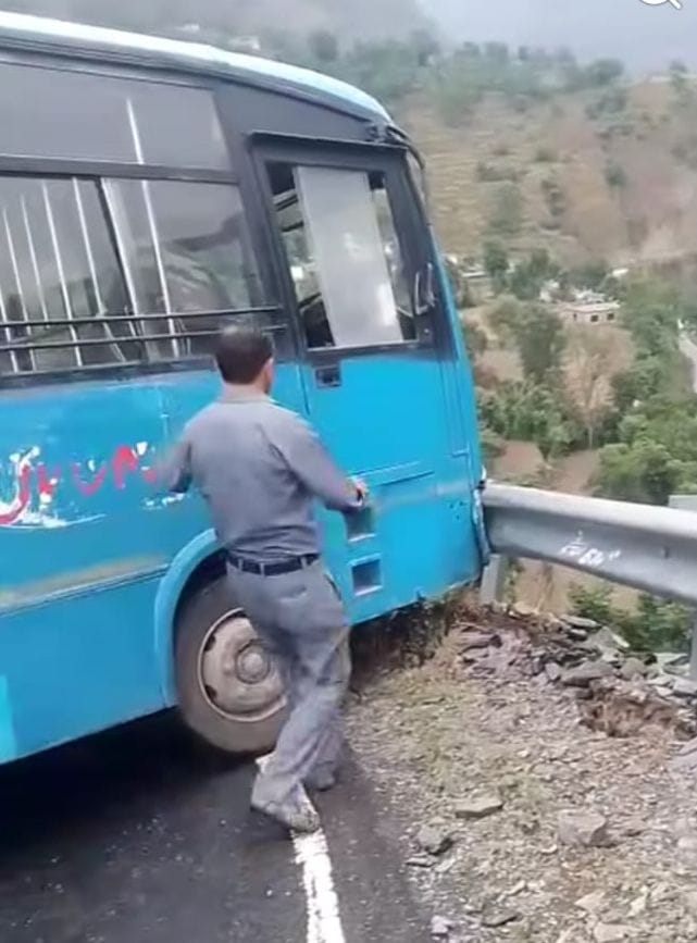 The bus tilted into the ditch ... fate took care of it