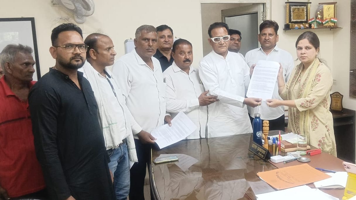 एसडीएम को ज्ञापन सौंपते आप कार्यकर्ता। स्रोत आप