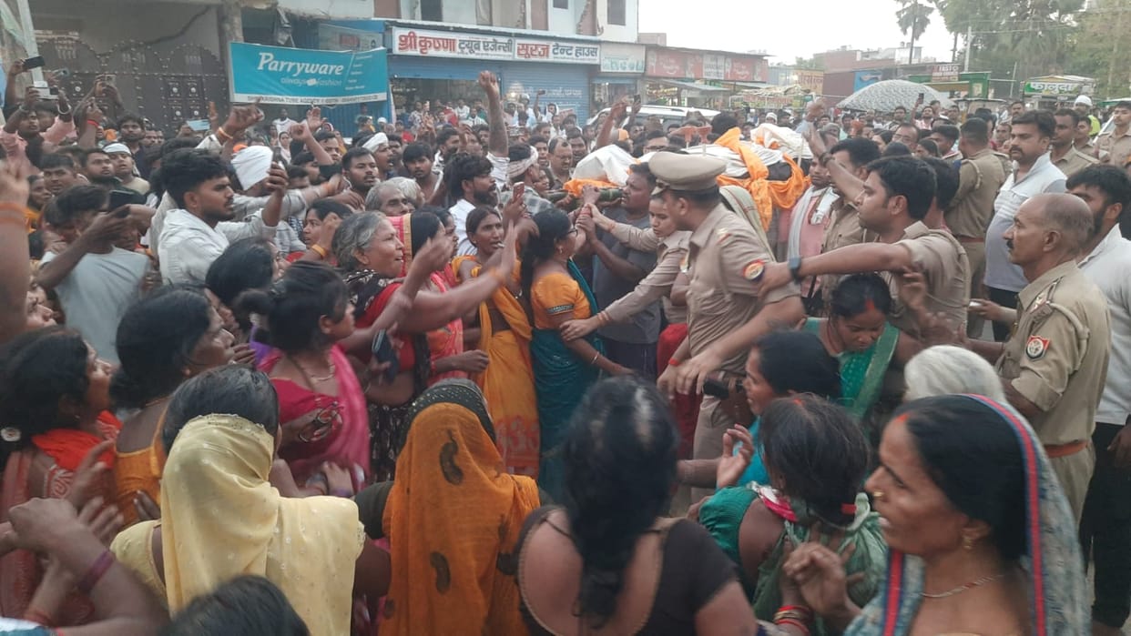 Protest Staged with Kamlesh's Body; Two Policemen, Including Station Officer, Injured in Stone-Pelting