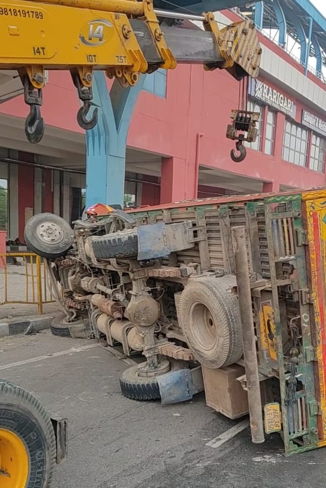 Four vehicles collided near Bata Metro station, all safe