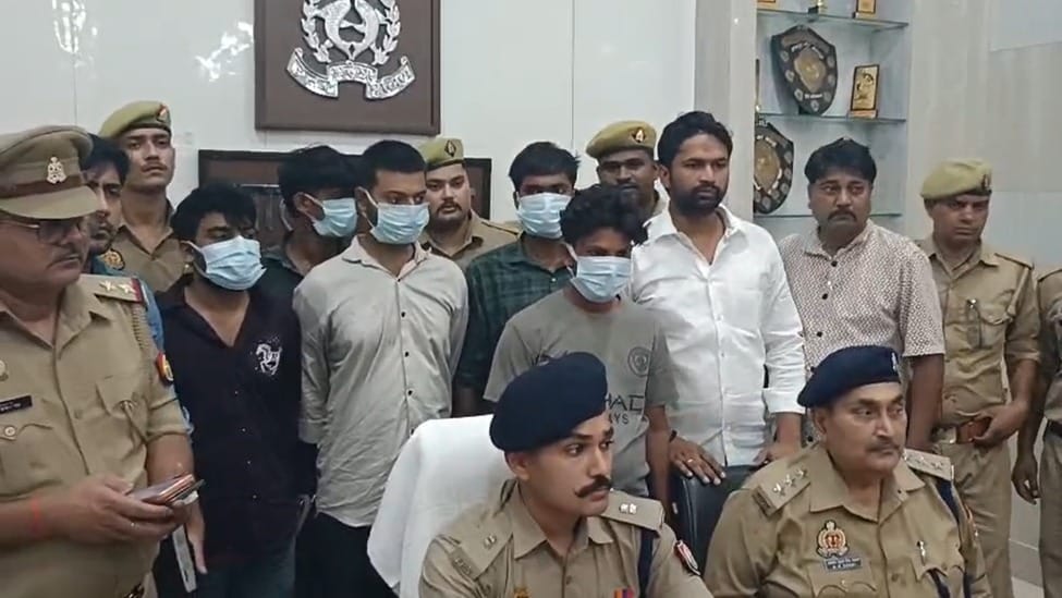 फोटो - 06 पुलिस गिरफ्त में आरोपी। संवाद