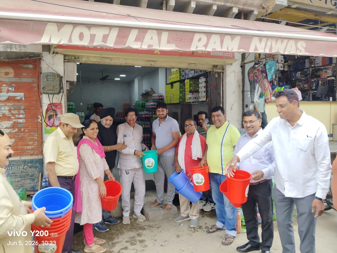 Bharat Vikas Parishad distributed dustbins to shopkeepers.