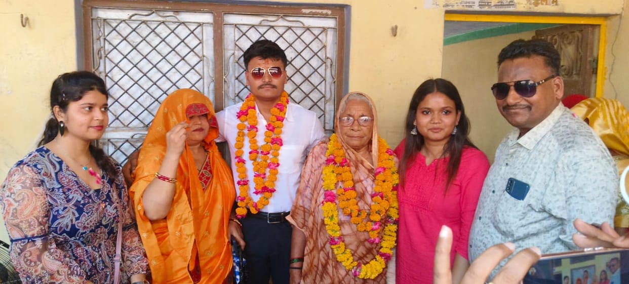 Sachin reached the village as SDM and was welcomed.