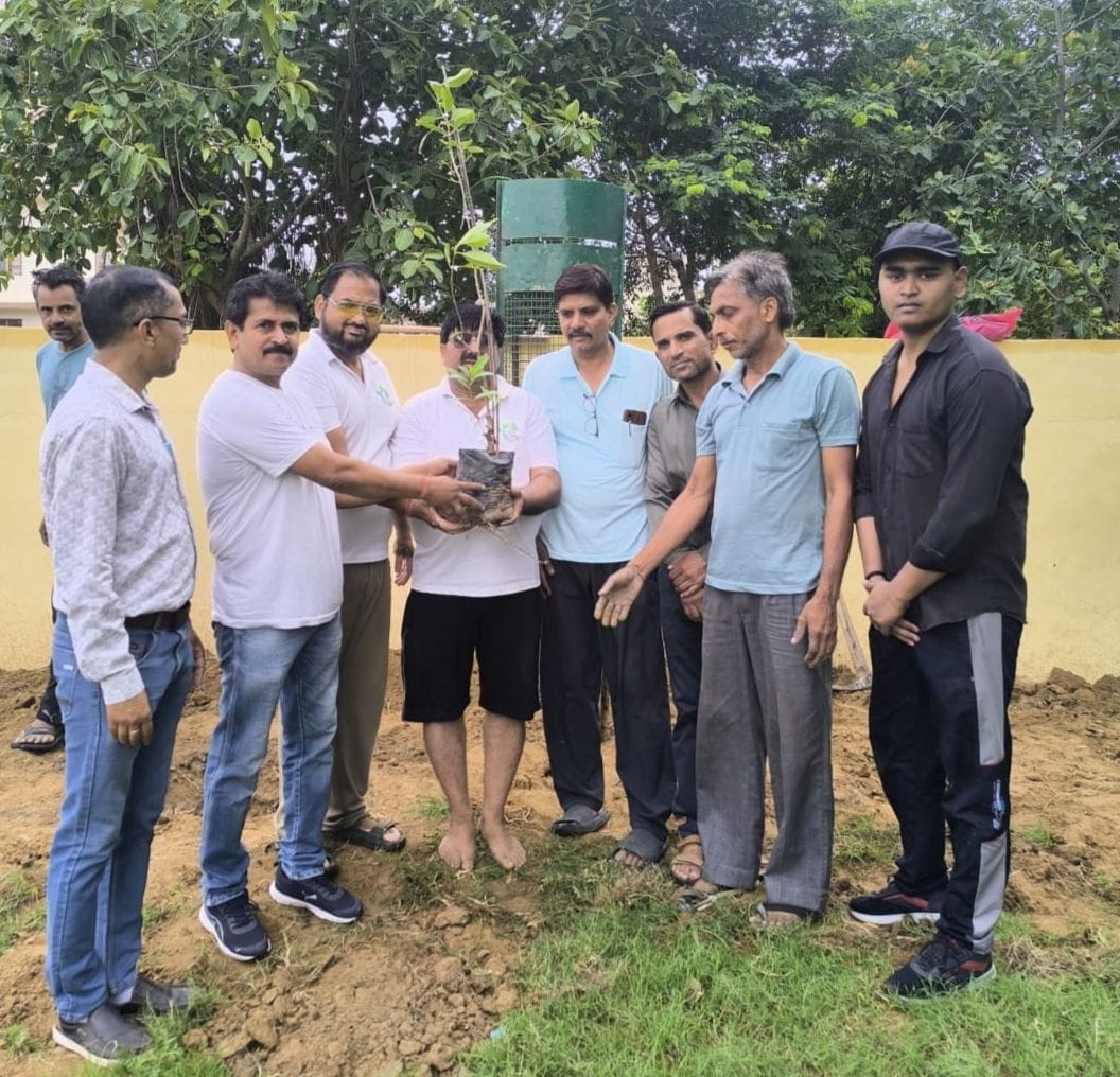 Harit Harit Vasundhara Aadhar Samiti receives 'Environment Friend' award.ves 'Environment Friend' award.