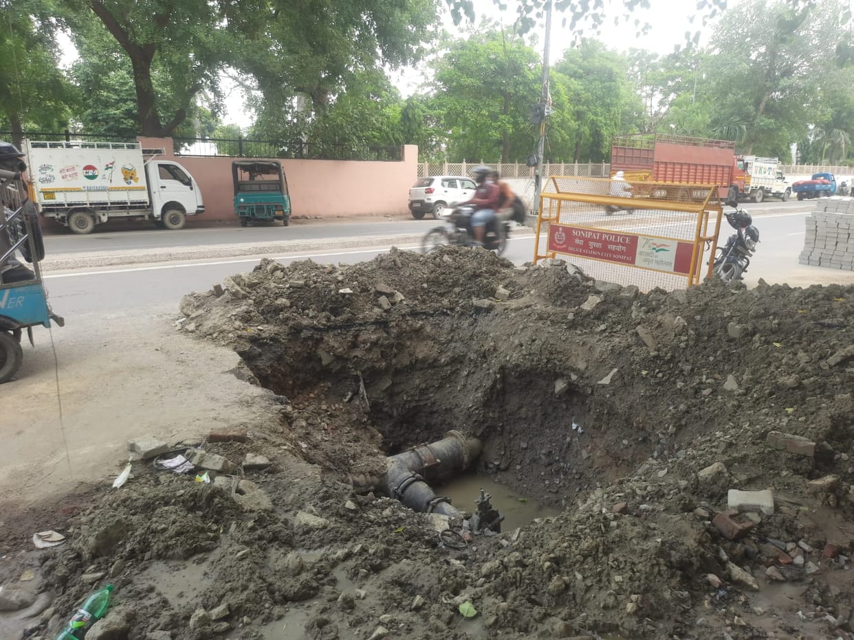 Seven colonies and two villages faced drinking water crisis due to leakage in the main pipeline.