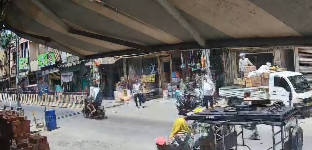 A young man posing as a customer fled with a garland of 15,000 rupee notes.