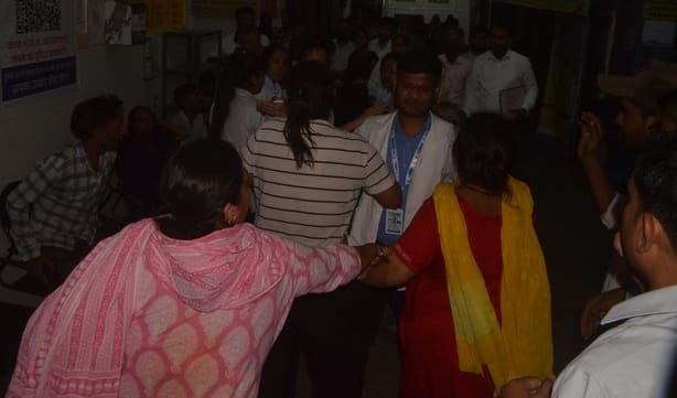 गढ़ रोड सीएचसी में हंगामा करते लोग। संवाद