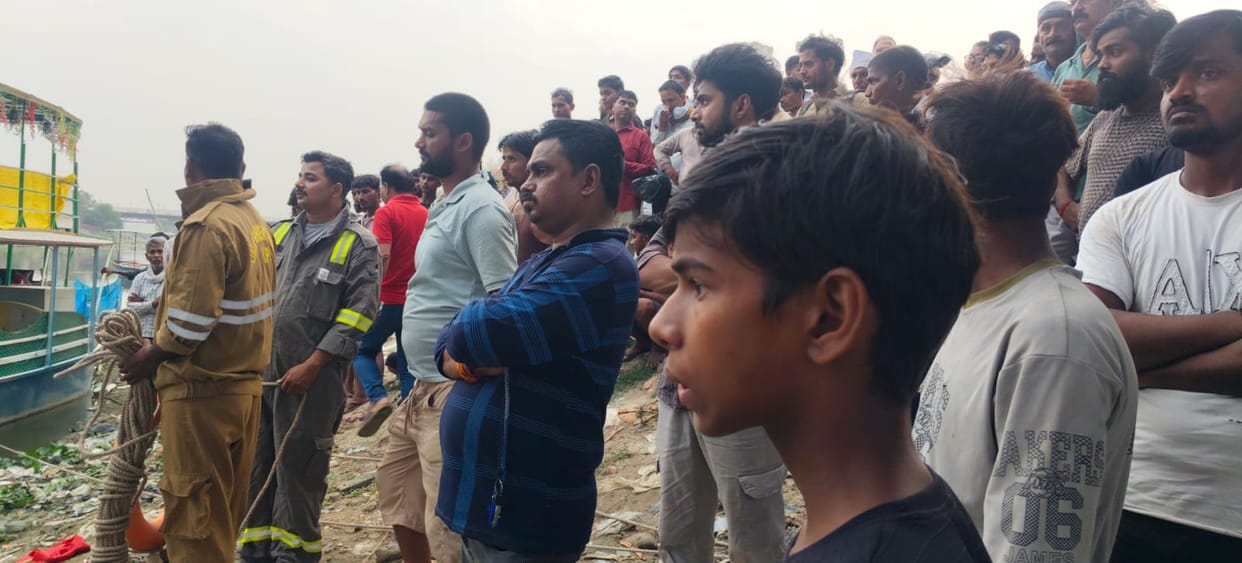 Six friends drowned while bathing in the Gomti river; four were rescued and the bodies of two were found.