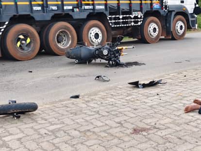Tractor and bike collide near Tokapal petrol pump bike rider dies on the spot body blown to pieces in Jagdalp