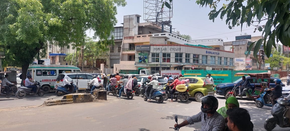 One lane closed at Hariparvat...people struggled with traffic jams all day, vehicles from both sides were moving through the lane leading to Delhi Gate.