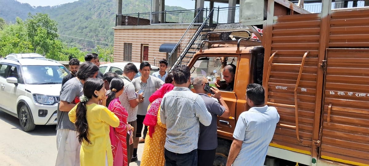 Mandi News: ओटीपी के इंतजार में घंटों खड़े रहे, फिर भी नहीं दिए गए गैस सिलिंडर