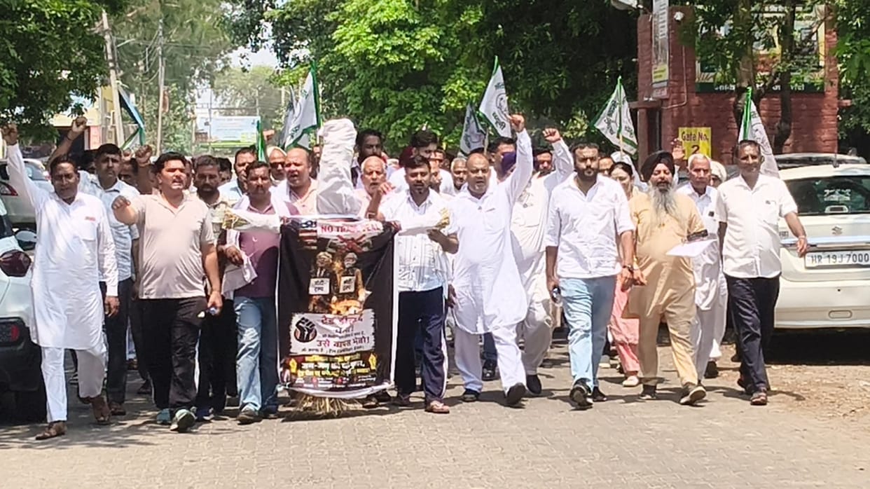 Farmers Burn Effigy in Protest Against India-US Deal