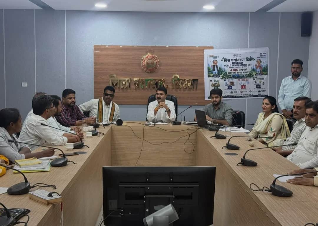  जिला नगर आयुक्त बैठक लेते हुए। संवाद 