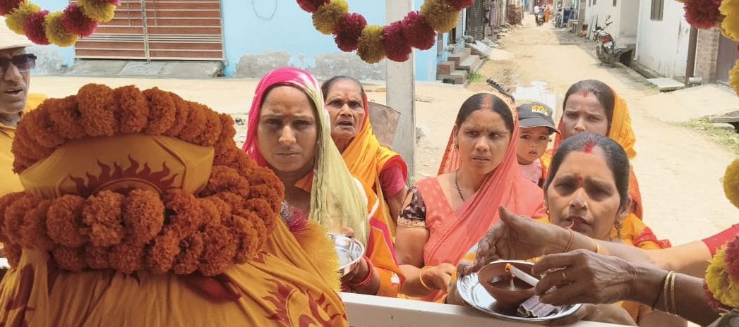 Devotees welcomed the Jyoti Kalash Yatra with a shower of flowers.
