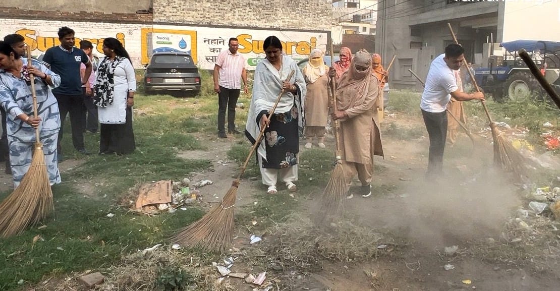 The Mayor launched the cleanliness drive by sweeping