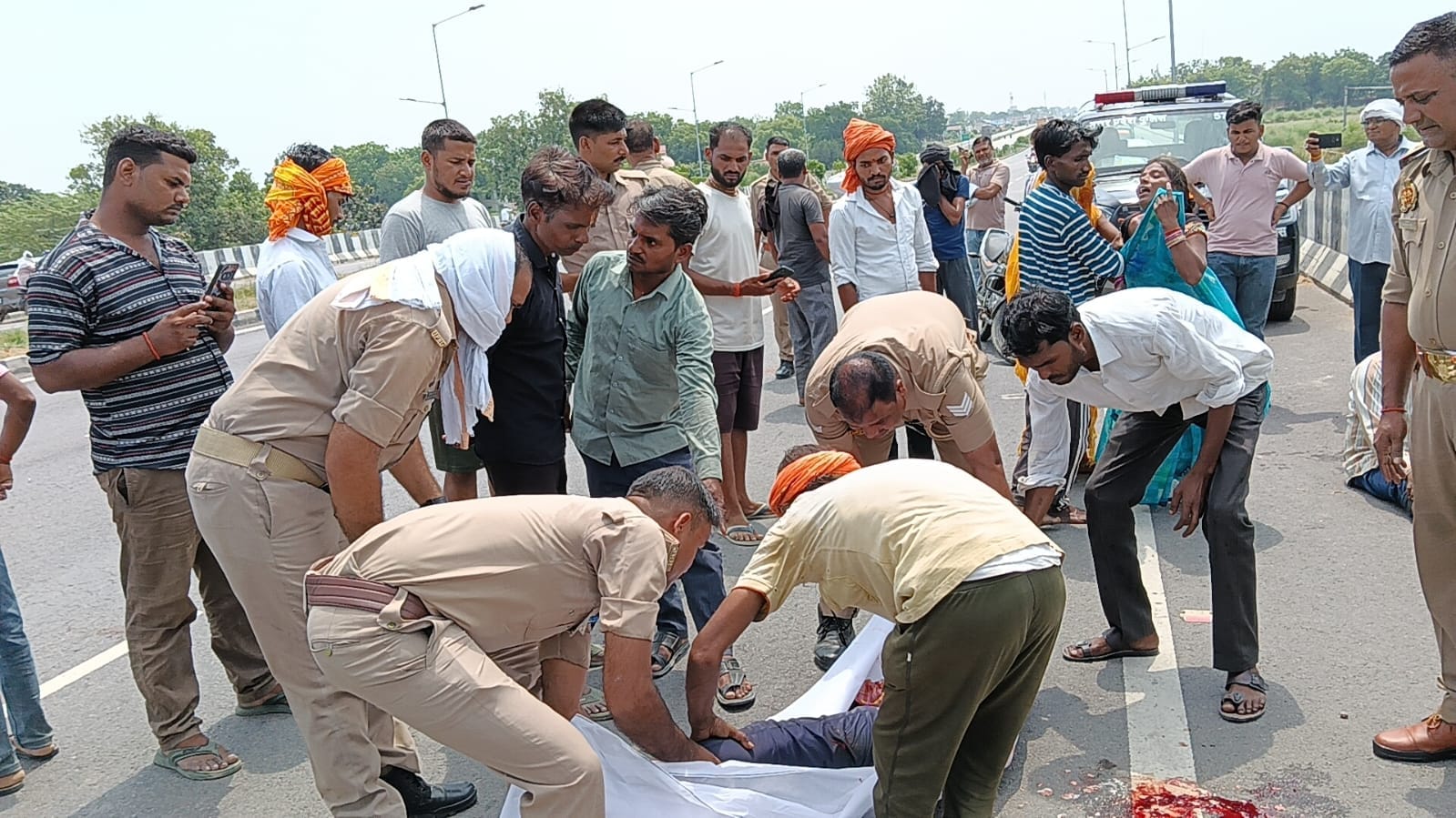 ककोड़ा के पास टेक्टर ट्राली से दबकर मजदूर की मौत के बाद पहुंची पुलिस लिखा पड़ी करते