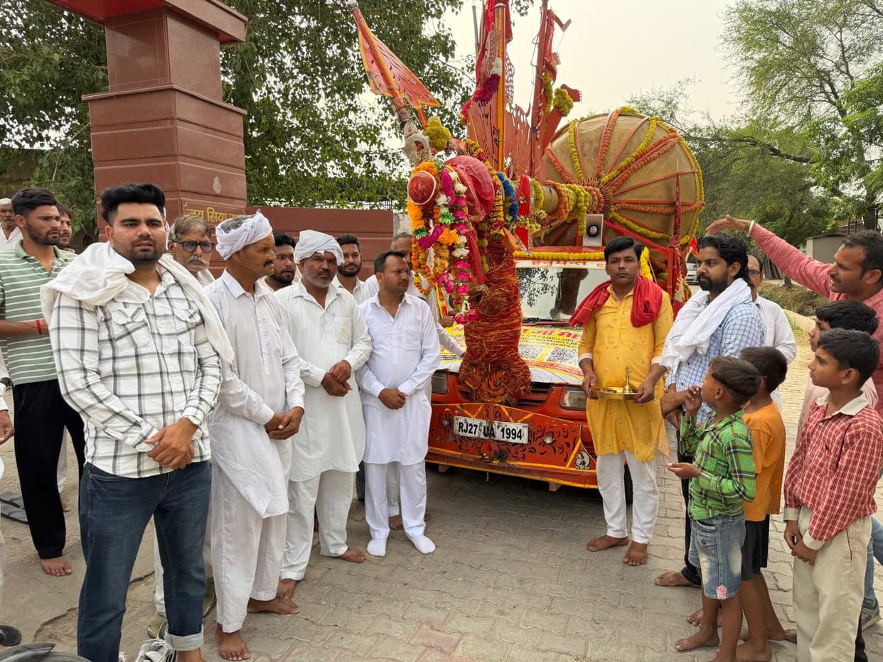When the mace weighing 1001 kg arrived, there were cheers for Lord Bajrang Bali