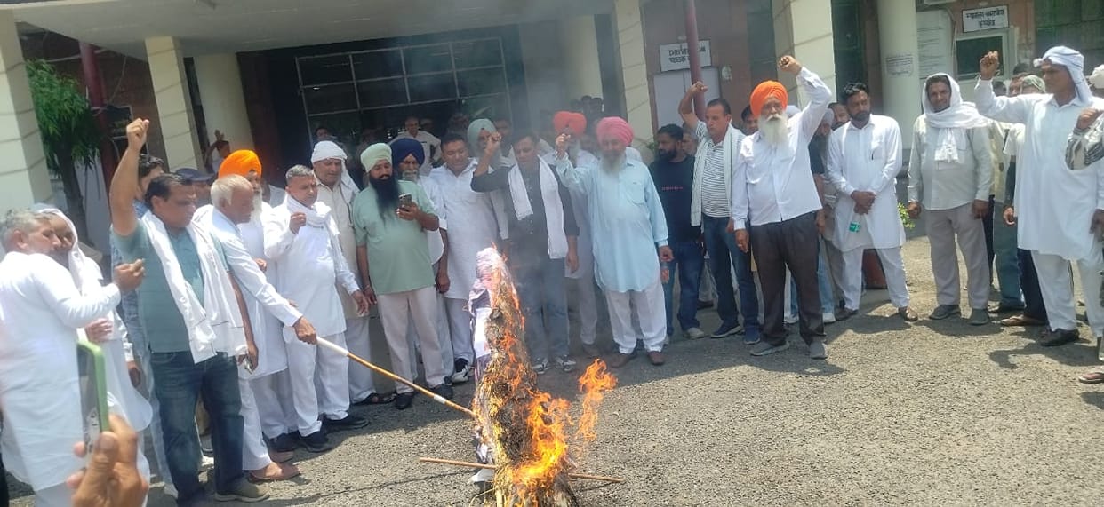 Farmers protest against trade deal, burn effigy of US delegation