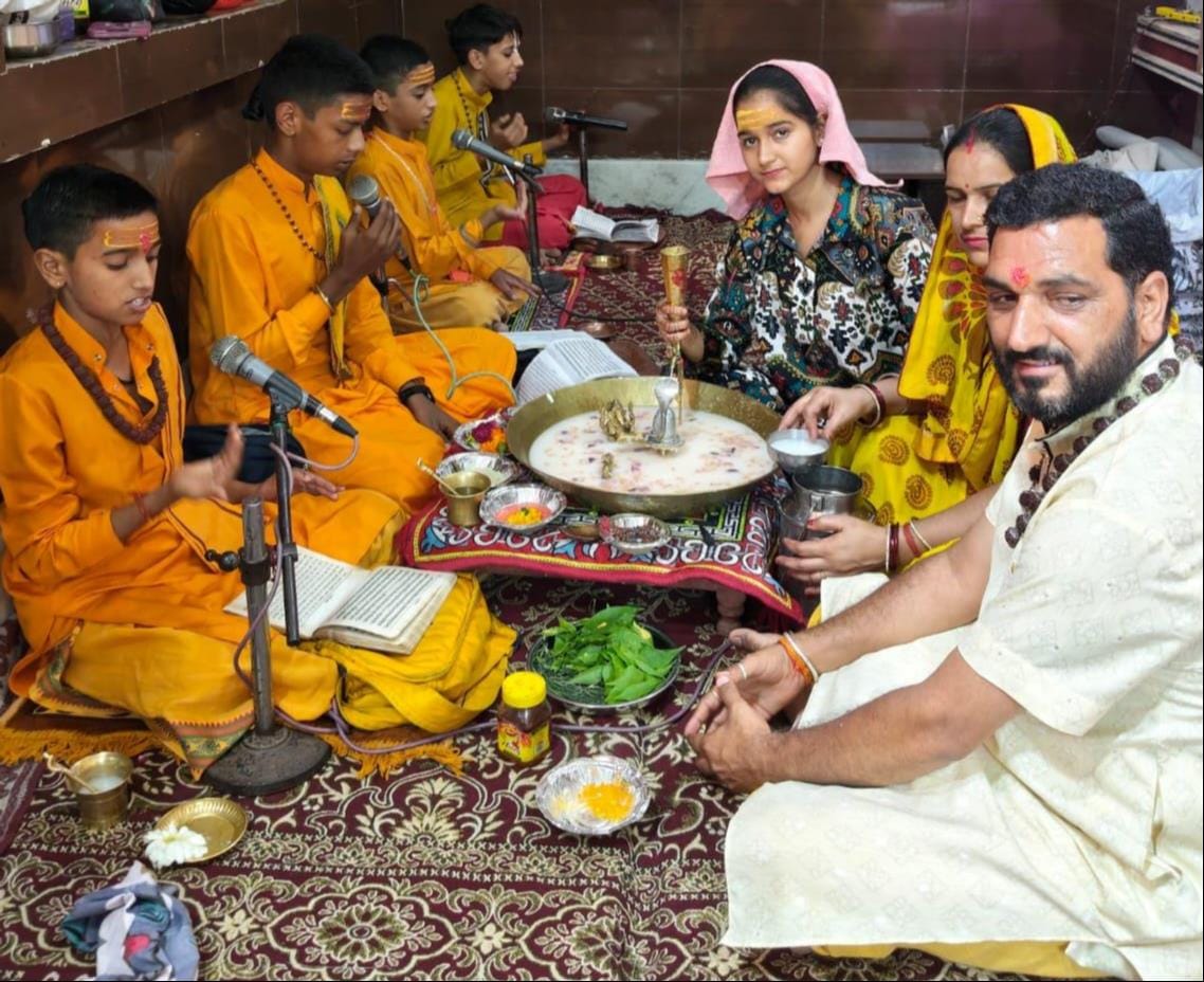 Maha Rudrabhishek of 18 thousand earthen Shivlingas was performed.