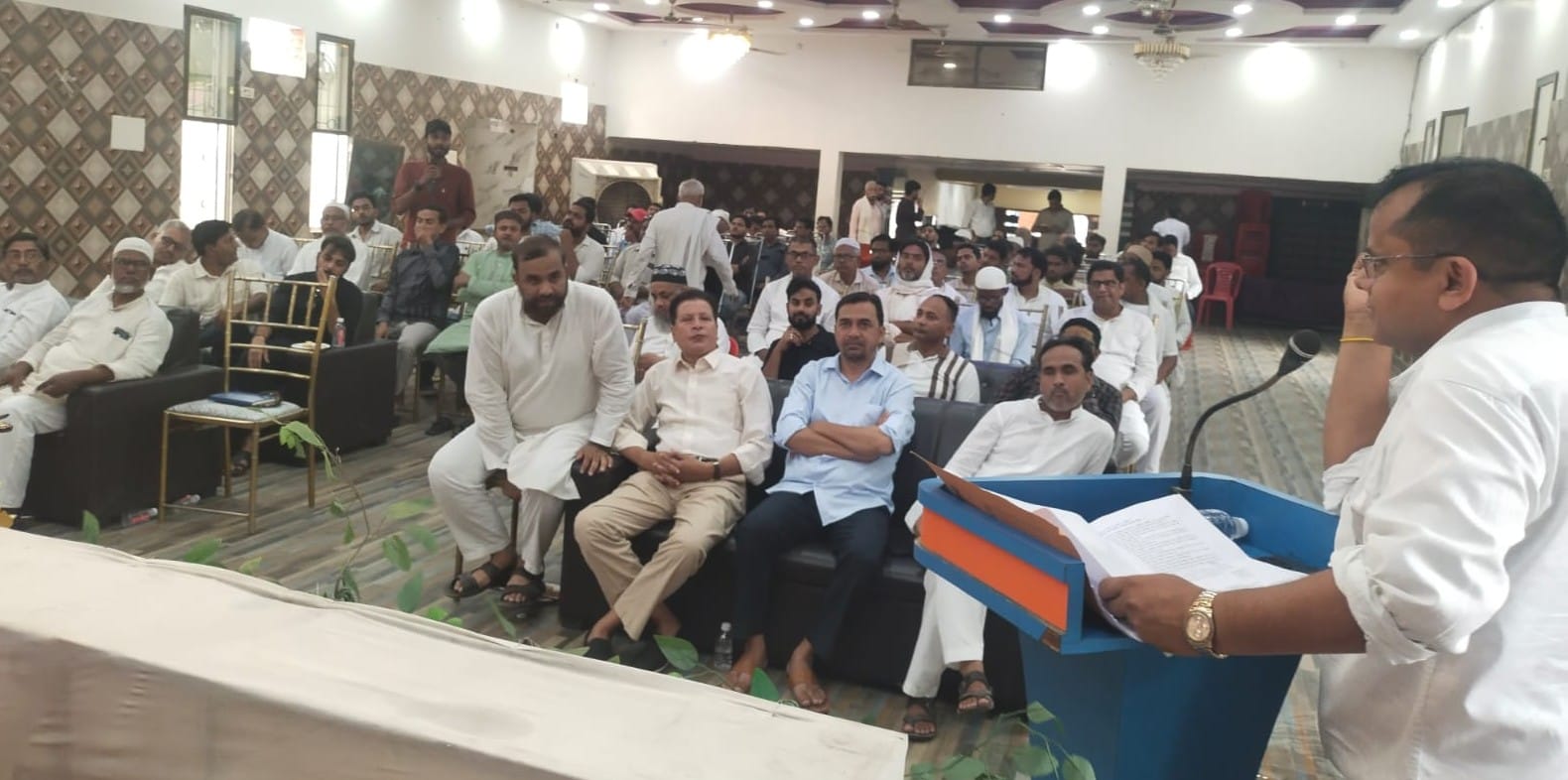 मुबारकपुर के ताज पैलेस में आयोजित व्यापारी संवाद कार्यक्रम में बोलते हुए डिप्टी कमिश्नर धीरज रा