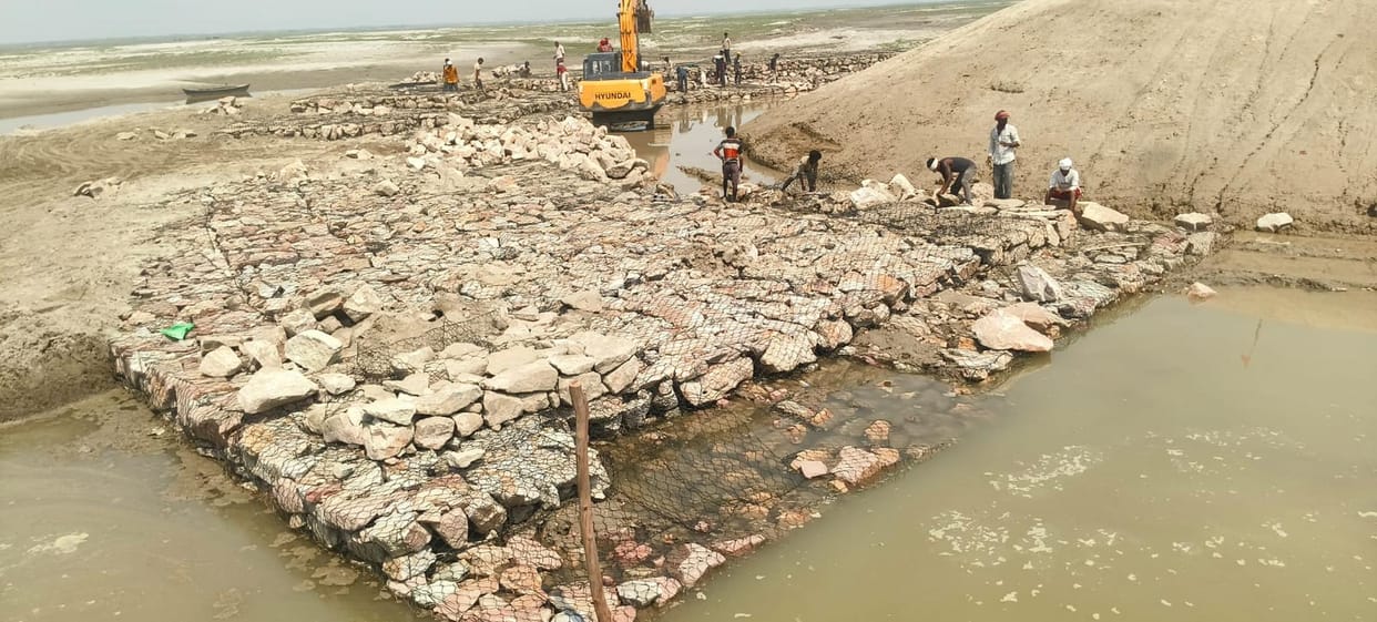 The construction of the spur is contrary to the standard, putting the safety of 13 villages at stake.