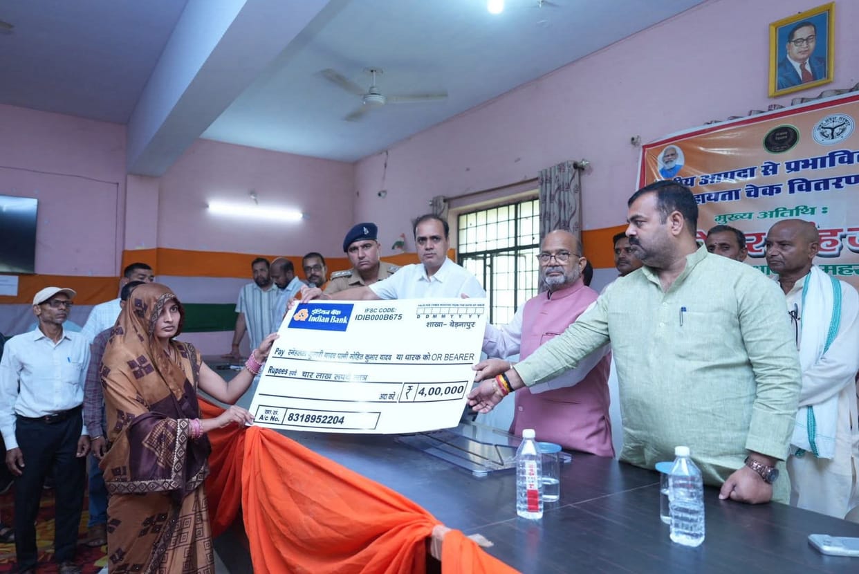 The MLA handed over cheques of Rs 4 lakh each to the families of the deceased.