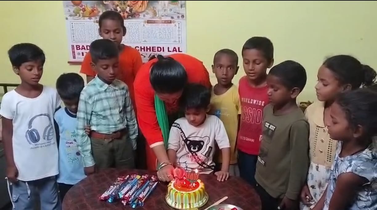 Yogi Adityanath's birthday was celebrated by cutting a cake.