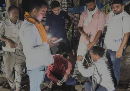 मोतिगरपुर में क्षतिग्रस्त केबल ठीक करते कर्मी। स्रोत- विभाग