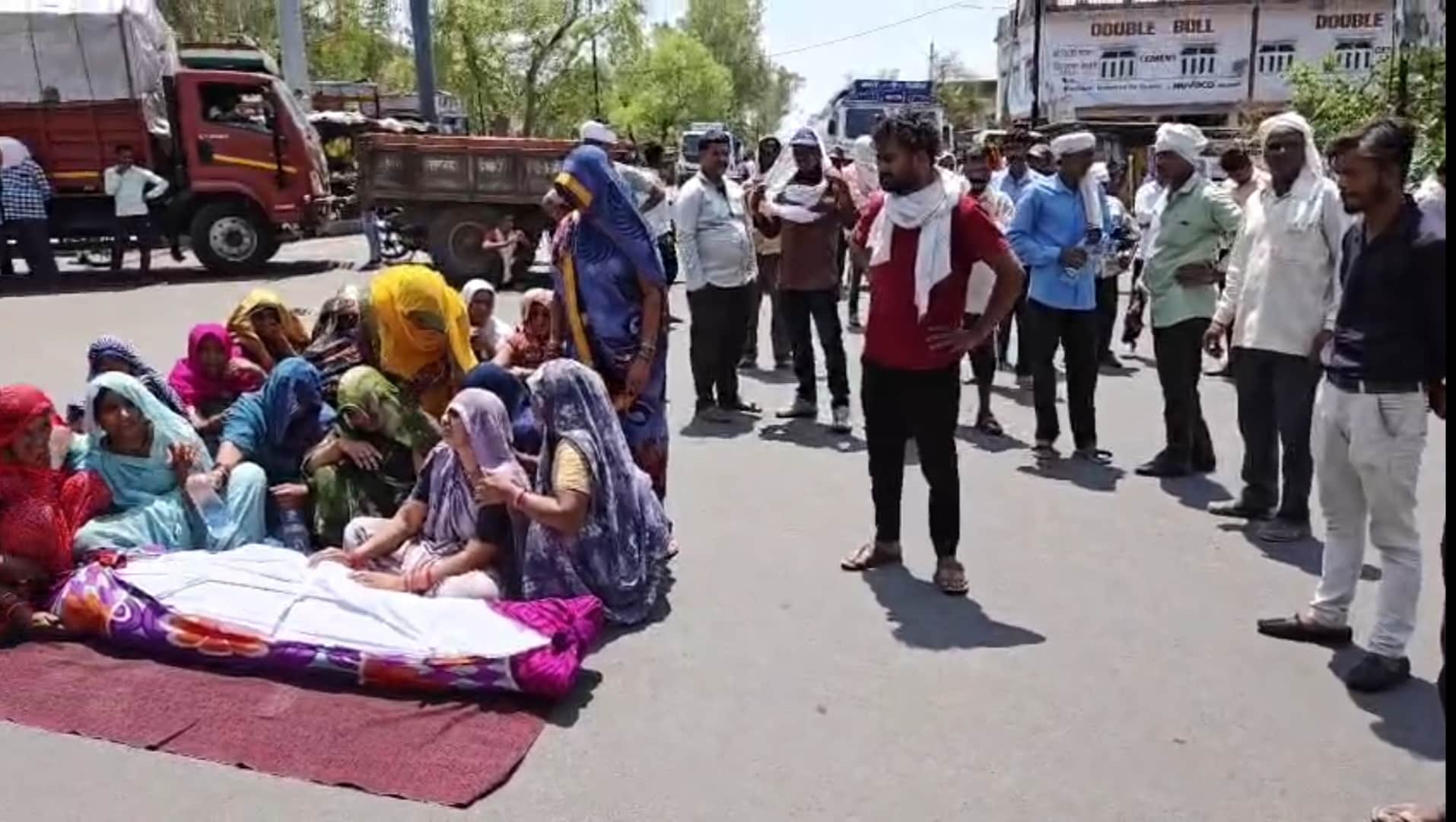 मृतक का शव रखकर प्रदर्शन करते लोग