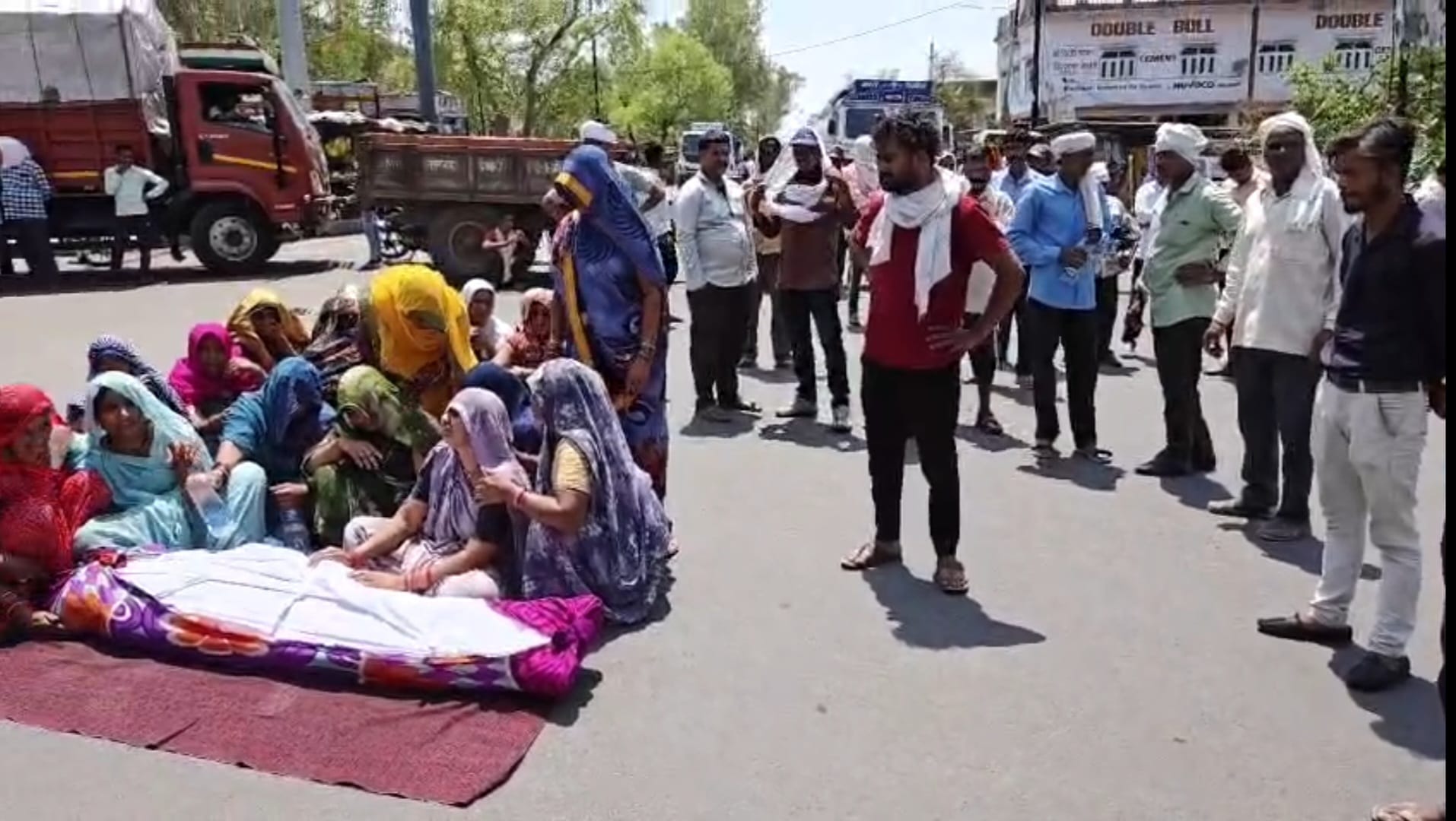 मृतक का शव रखकर प्रदर्शन करते लोग