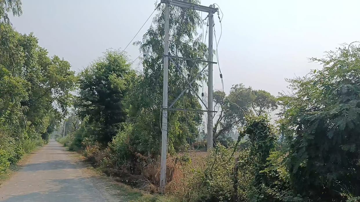 Thieves cut high tension line wires from 11 poles