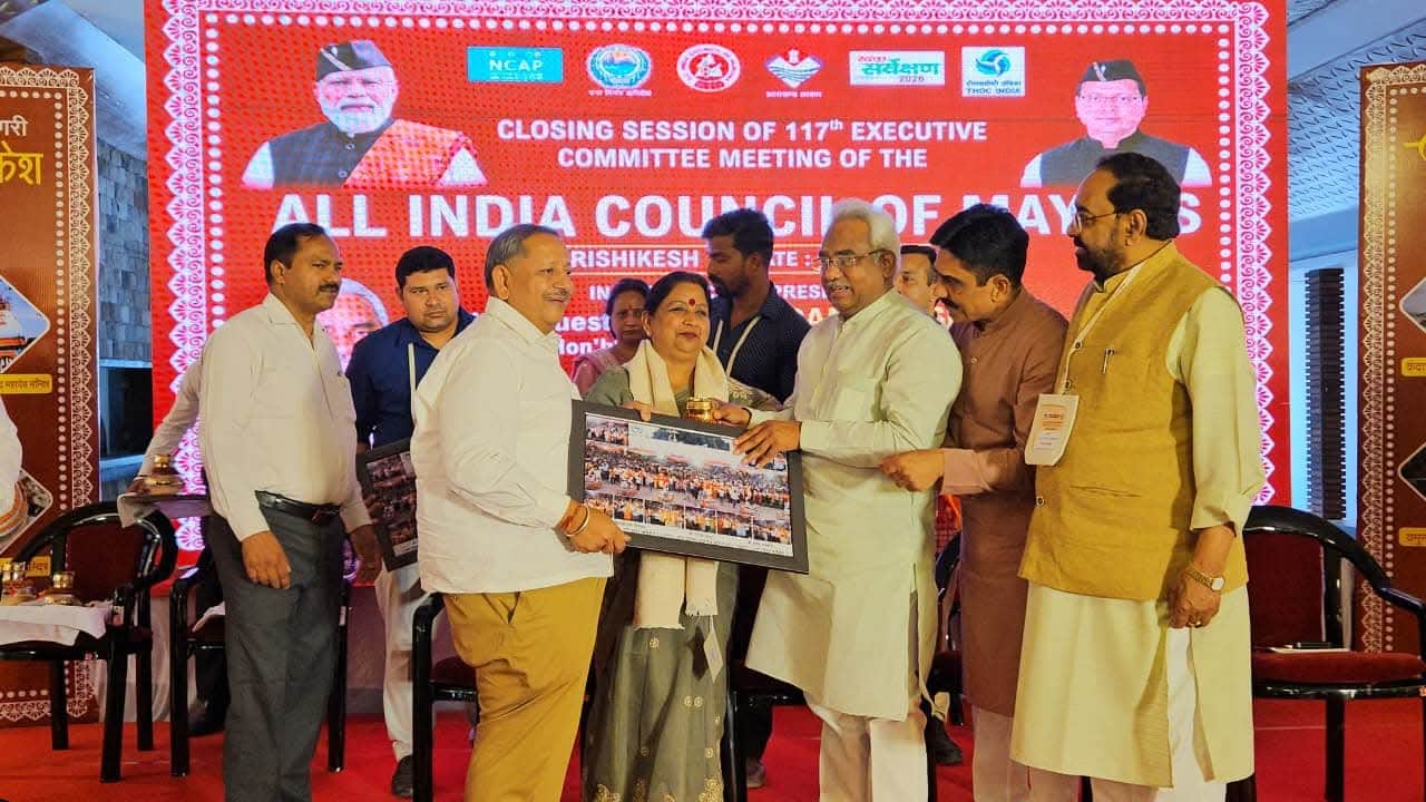 मेयर रेणु बाला गुप्ता को सम्मानित करते  ऋषिकेश के महापौर शंभू पासवान। संगठन