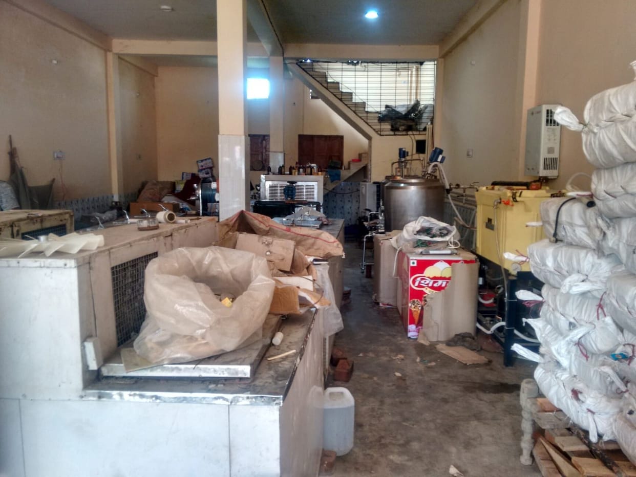 Eating ice cream is dangerous, only six out of 30 factory operators have licenses.