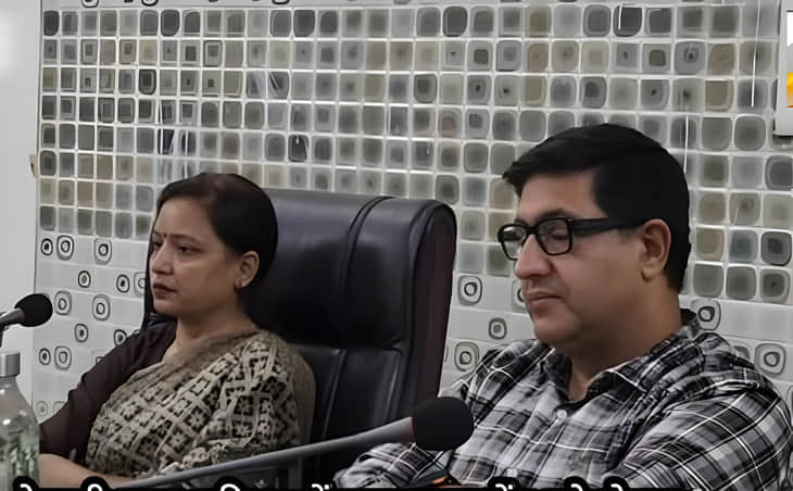 नगर परिषद की बैठक में जानकारी देतीं चेयरपर्सन विनीता पिपल साथ में बैठे ईओ। संवाद