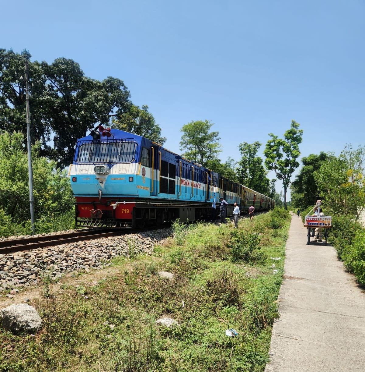The train, which ran after four years, ran out of fuel on its fourth day.