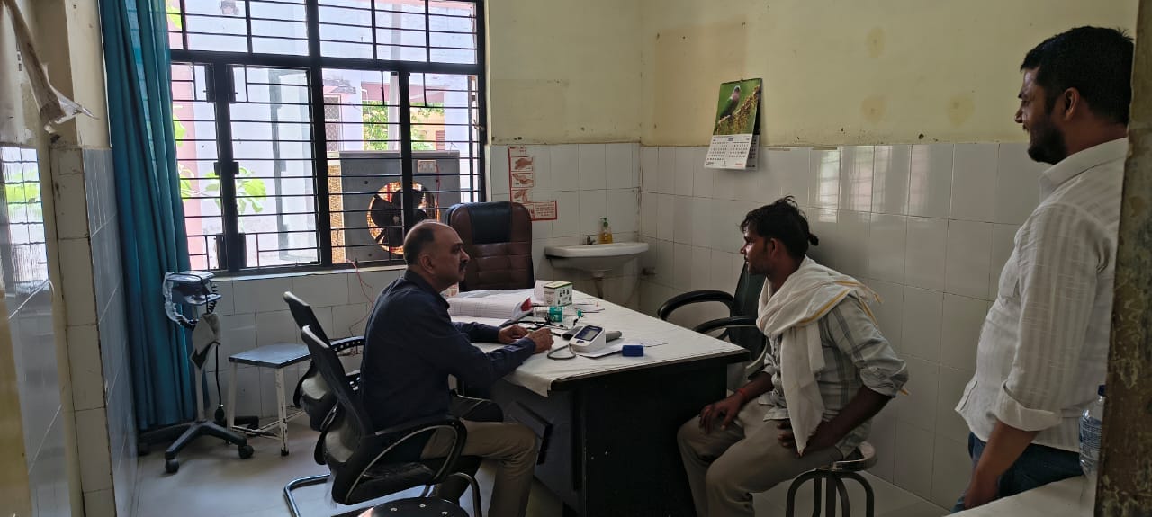 ओपीडी में मरीज को देखते डॉ. एके सिंह। स्रोत: डॉक्टर