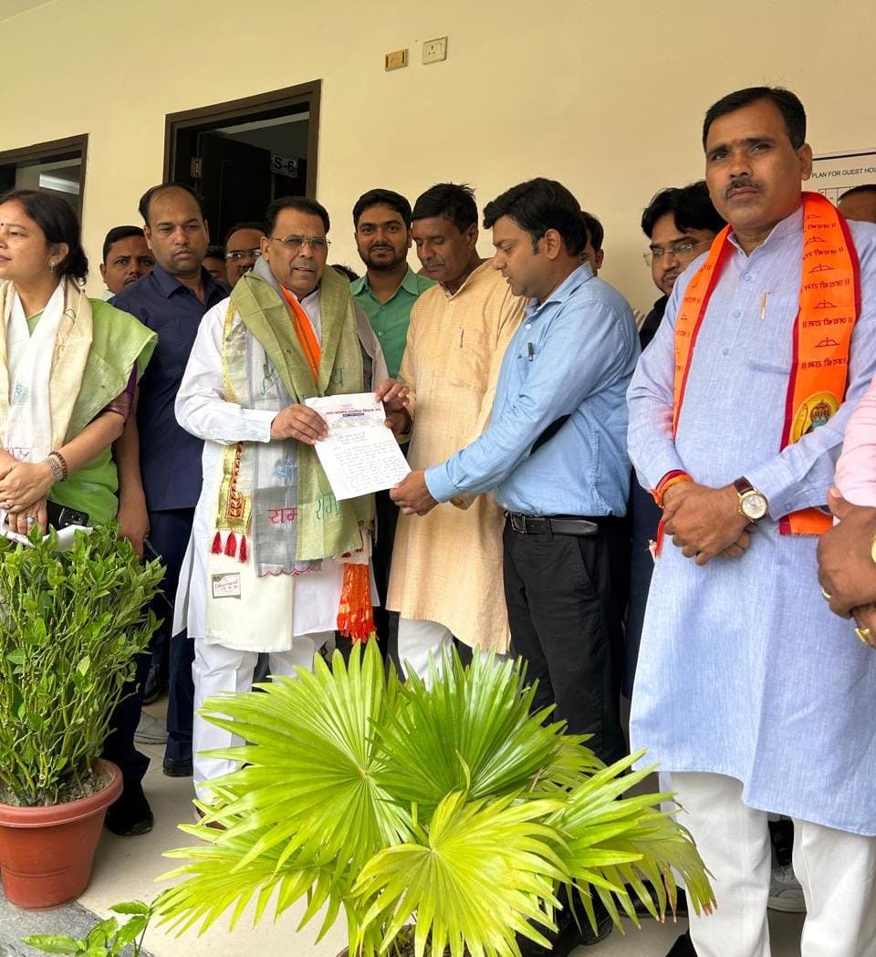 Teachers' association office-bearers met the Minister-in-charge and submitted a memorandum.