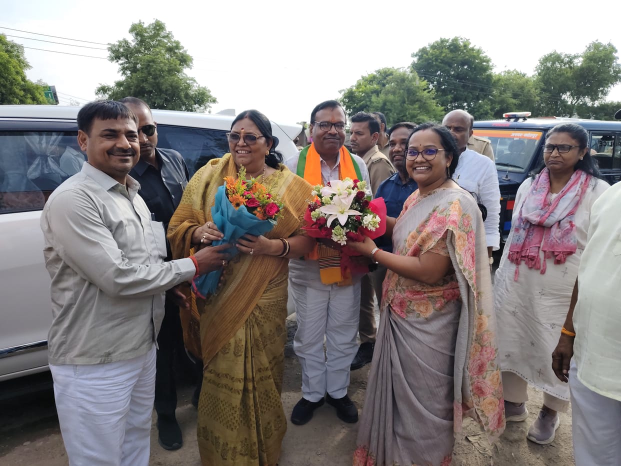 The Minister in charge inspected the Kanha cowshed and gave necessary instructions.