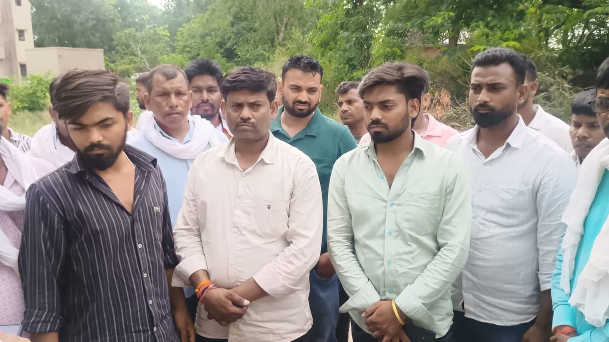 Women surround the vehicle carrying Kamlesh Chaudhary's body; villagers stand firm in their demand for action.