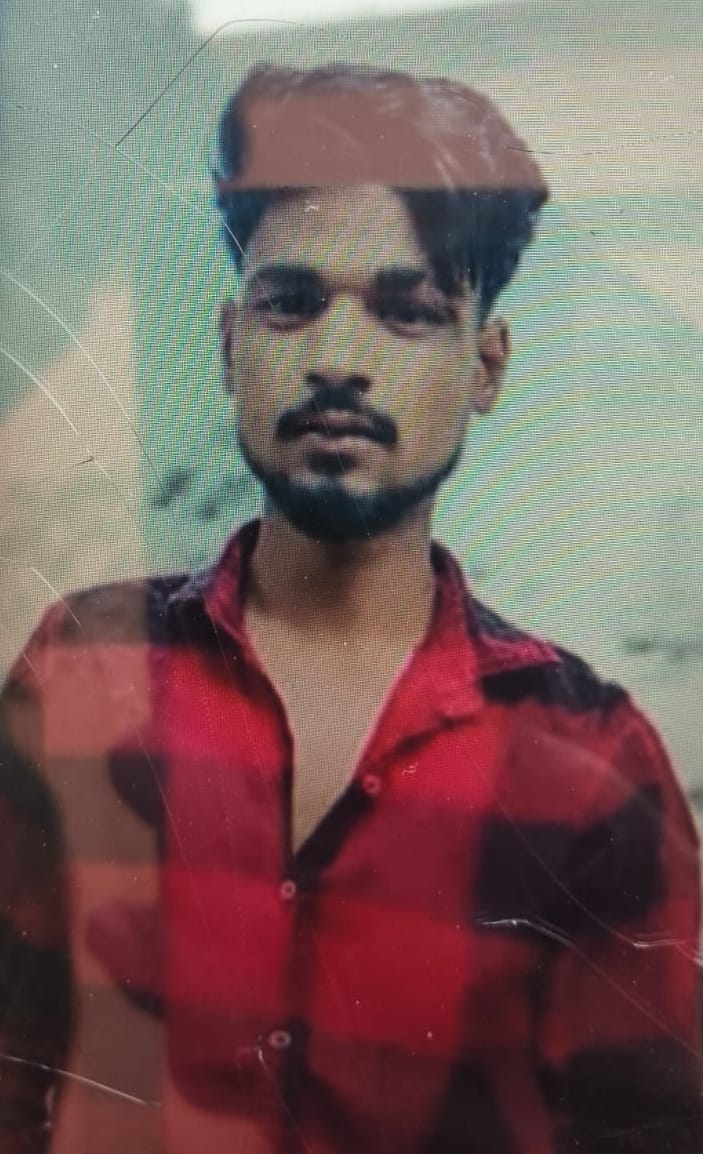 Youth falls from wall during theft; dies in hospital