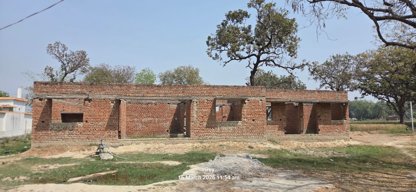 सिराथू के गोविंदपुर गोरियो गांव में अधुरा पड़ एएनएम केंद्र। संवाद