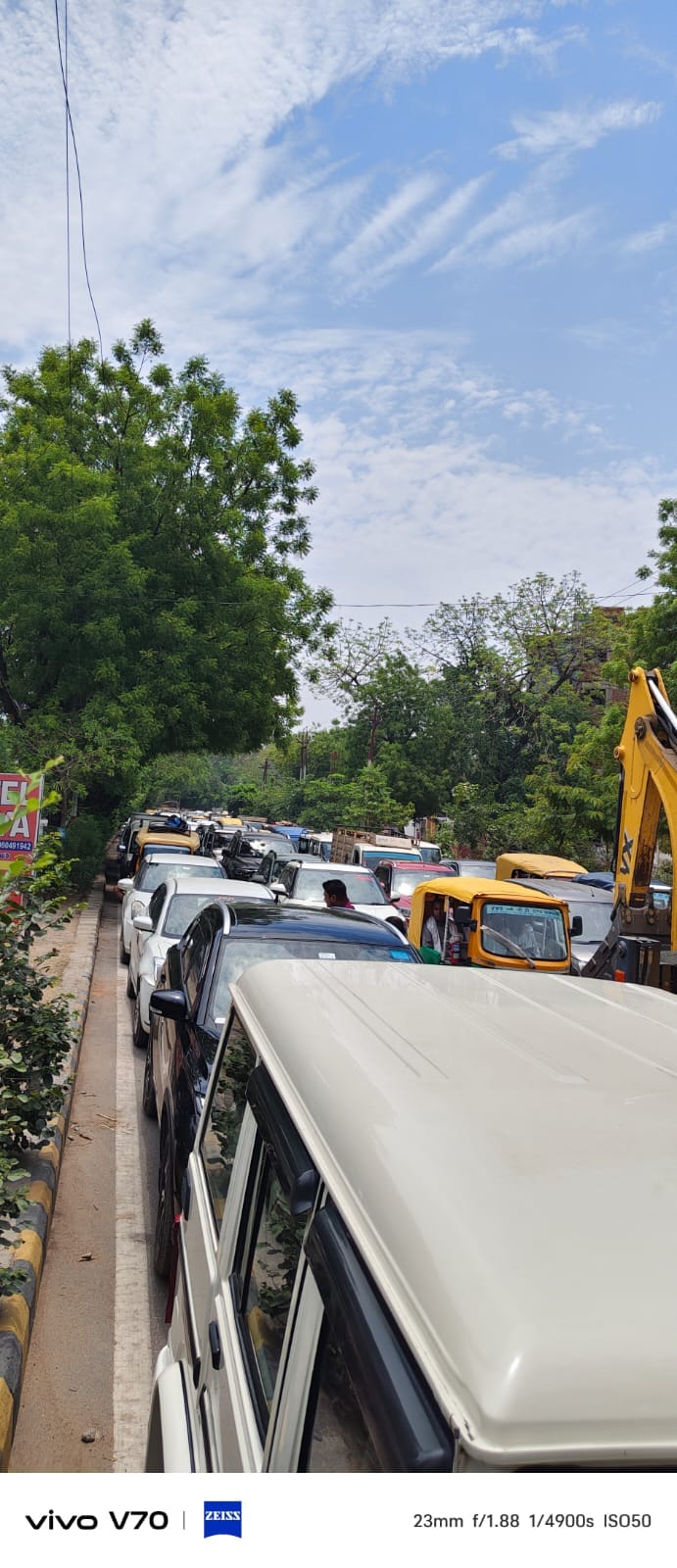 Road repair work of Shastri Bridge started, jam lasted for five hours
