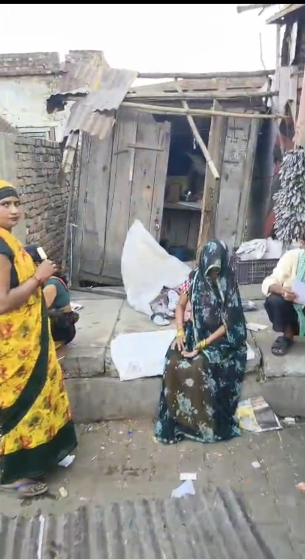 In Achhnera, drunk men vandalized a shop, threw away goods, mistreated the shopkeeper and his wife, and threatened to set the shop on fire. The frightened family spent the night on the street.