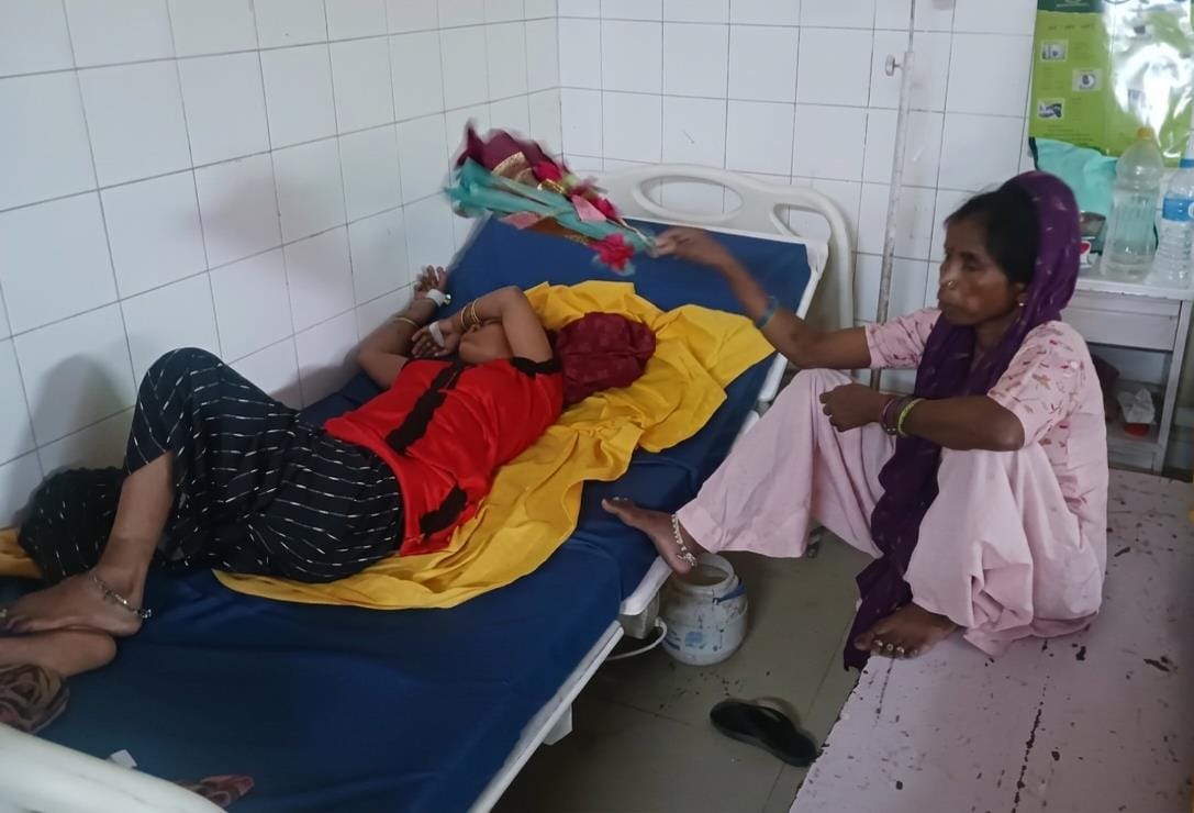 Hathras News: अस्पताल की बिजली गुल होने से मरीज हुए बेहाल