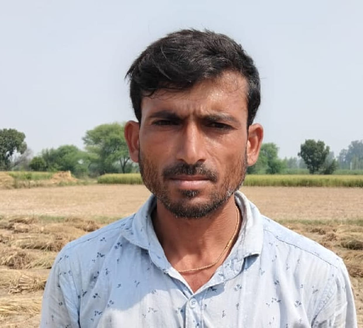 Youth dies after falling from roof due to electric shock from high-tension line.