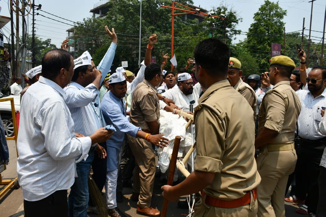 After the protest, Aam Aadmi Party workers submitted a memorandum to the Governor.