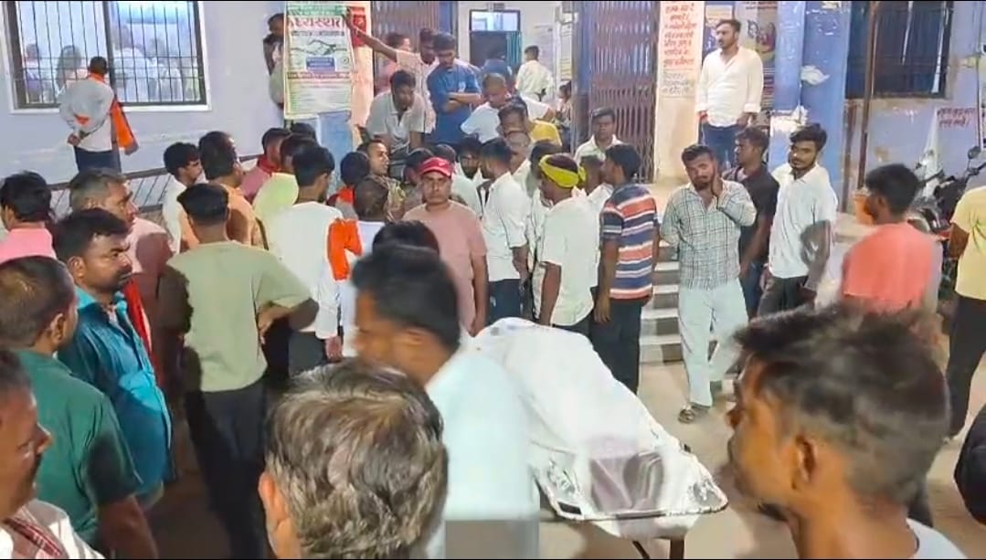 अस्पताल में मौजूद लोगों की भीड़